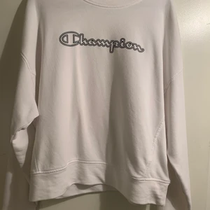 Champion sweatshirt  - Säljer denna sweatshirt då den inte används. Den är i stl small. Köparen står för frakten🤍