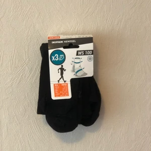 Träningsstrumpor Svarta - 3 par - Svarta träningstrumpor med bra support för den mesta träningen. Lite högre än en vanlig ankel socka. 3 stycken säljes tillsammans!                                                                  ‼️HELT OANVÄND‼️ Nypris 59 kr.                                Frakten står köparen för! (Förslaget fraktalternativ nedan.) Även hämtas i Frändefors. 