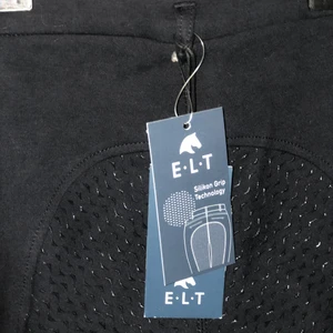 Marinblå Ridbyxa - Helskodd ridbyxa med silikonskoning. Stretch längst ner i slutet av byxan.                                                                       ‼️HELT OANVÄND‼️ Nypris 499,59 kr.                        Frakten står köparen för! (Förslaget fraktalternativ nedan.) Även hämtas i Frändefors. 