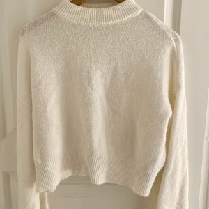 Stickad tröja - Fin tröja från NAKD med något vidare armar än vanligt. Storlek XS men sitter mer som en S🌟