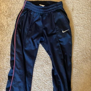 snygga lowwaisted Nike byxor - Dom är mörkblåa med en rosa sömm på sidan, as snygga att ha lågmidjat passar som xs eller s <3 