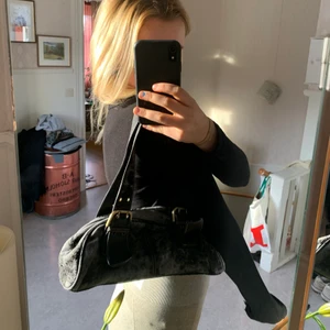 Axelväska - Säljer denna väska med ”sliten” design! Sjukt snygg och passar till allt!