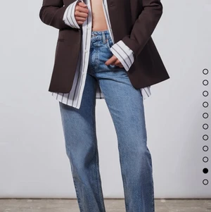 Jenas - Säker dessa jeans från zara pågrund av att dom inte satt som jag önskat, helt oanvända och är därav i väldigt bra skick💕 nypris 399 kr