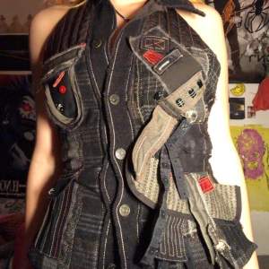Punk vest med patches och fickor på sydda, i svart röd och grått