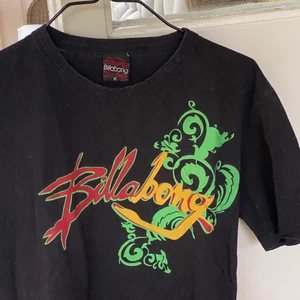 Vintage Billabong t-shirt - En snygg Billabong tröja i storlek M. Inte riktigt min stil därav säljes. I fint skick. För fler bilder eller frågor kontakta mig! 