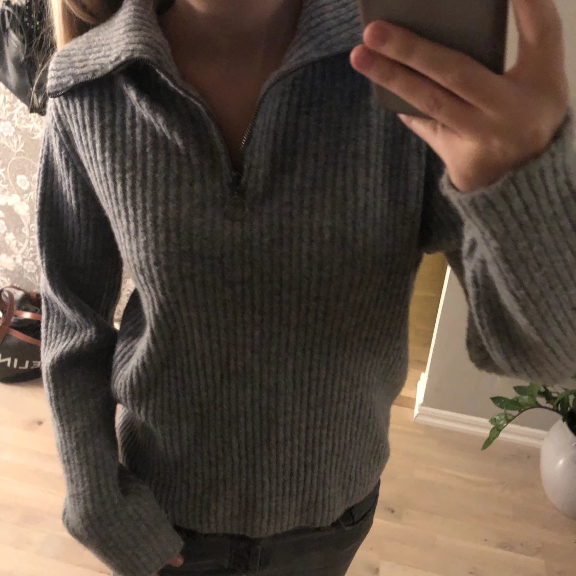 Stickad tröja med dragskedja