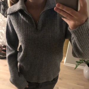 Stickad tröja med dragskedja - Oanvänd stickad tröja. 