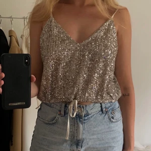 Topp/Linne - Glitter topp från Zara i storlek L. Passar mer S/M . Säljer för 250kr.