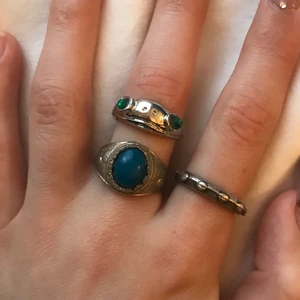 Silvriga ringar - Olika silvriga ringar, 10kr/styck eller alla för 25kr😊 Möts i slussen eller postar✨