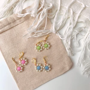 Smiling flowers earrings  - Örhängen med glada blommor😜 Hängena på bilden är guldpläterade men det finns även med silverplätering✨ Örhängena finns i tre färger och passar utmärkt som vänskapssmycken❣️ 