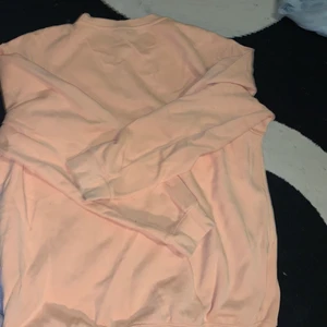 Sweatshirt aprikos - Säljer en sweatshirt i färgen aprikos från hm. Det är ingen tryck på sweatshirten och den är köpt från man avdelningen men funkar för alla människor. Den är i storlek L för dom som gillar oversize kläder. OBS! Kolla bäst bild för bättre kvalitet 