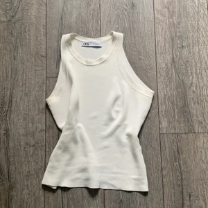 Vitt linne - Säljer min sjukt fina linne från ZARA. Har bara använt plagget 2 gånger så den är i väldigt bra skick!