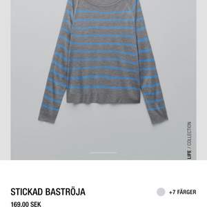 Säljer nu denna trendiga tröja från Zara som är köpt för ett tag sedan och använd ett fåtal gånger. Nypris 169 kr✨ Mitt pris 100 kr🤍 Köparen står för frakt men jag kan tänka mig att mötas i Stockholm! OBS, tröjan har blivit såld