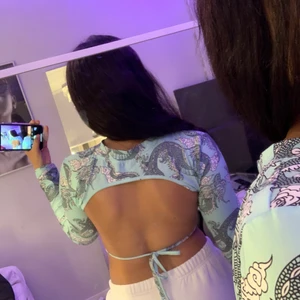 Topp - Jätte fin ljusblå topp med öppen rygg😩💙 helt ny aldrig använt eftersom den är lite tight på mig. Pris kan diskuteras vid snabb affär💕💕