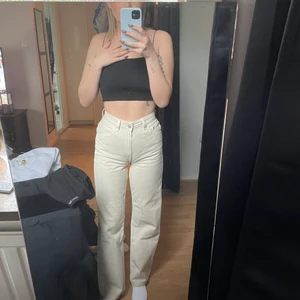 Beigea jeans från Stay - Skit snygga jeans köpta på Carlings, märket heter Stay. Storlek XS
