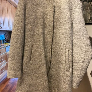Grå kappa - Grå kappa från vero Moda i strl L. Använt Max 3 gånger