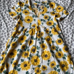 H&M klänning  - Fin klänning med solrosor