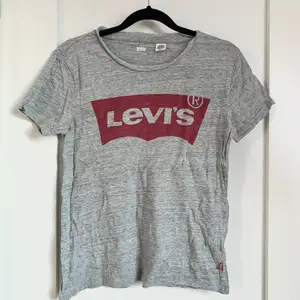 En basic Levi’s t-shirt i grå färg. Väl använd i storlek S.