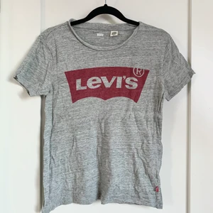 Levi’s T-Shirt Grå - En basic Levi’s t-shirt i grå färg. Väl använd i storlek S.