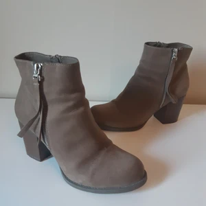 Boots st 38 - Snygga boots i storlek 38. knappt använda . köparen står för farakten. 