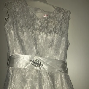 Vit klänning från Korea - Helt ny klänning (storlek 160) aldrig använd, kostade runt 2500kr? Säljer den för 100kr 😊👍 Finns att hämta i Stocholm! Lördagar och söndagar endast! Går ej att hämta på vardagar. 