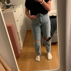 Jeans - Ett par lite pösiga jeans blåa stl 34 är från HM har hål på båda knäna fickor bak/fram! Dem finns i Solna.