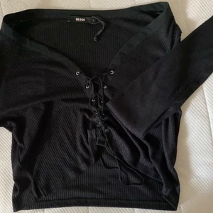 Tröja från BIKBOK - Storlek L men passar egentligen vilken storlek som helst bara att den blir lite oversized. 120kr + frakt om vi inte möts upp i Eskilstuna :)