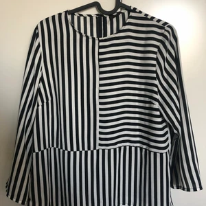 Topp/blus i nyskick 🦓 -  •Randig blus i svart/vit 🖤🤍 •Använd 1 gång, som ny. Tvättad.  •Det står strl. Xs men det passar bra för mig också som har S •Inköpt för 299 kr •Säljs för 60 kr  📮Kan skickas mot fraktkostnad 🚫Djurfritt och rökfritt hem 📍Mölnlycke centrum