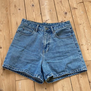 Jeansshorts  - Högmidjade jeansshorts från DrDenim, ser oanvända ut. 