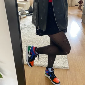 Jordan 1 mid  - Kollar intresset på mina Jordan 1 mid multi patent. Det är storlek US 7,5 = UK 5 = EU 38 1/2 = 24,5 cm. De är sparsamt använda och inköpta i mars 2021.