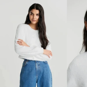 Vit kofta - Säljer min fina vita kofta från Gina tricot. Det är en mysig kofta med oversize fit. Materialet är fluffigt, 100% polyester. Den är helt slutsåld och är i superfint skick.❣️