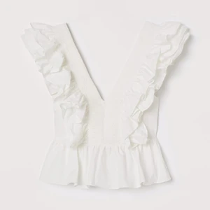 Volang topp - Säljer nu min fina vita volangtopp då den inte kommer till någon användning. Använt ca 3/5 gånger och där med i nyskick. Nypris är 300 och säljer för 200kr, pris kan diskuteras. Skriv privat för flera bilder.💘