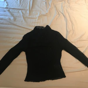 Svart genomskinlig tröja - Storlek S, perfekt om man har en söt bh under, lite halloween vibes 