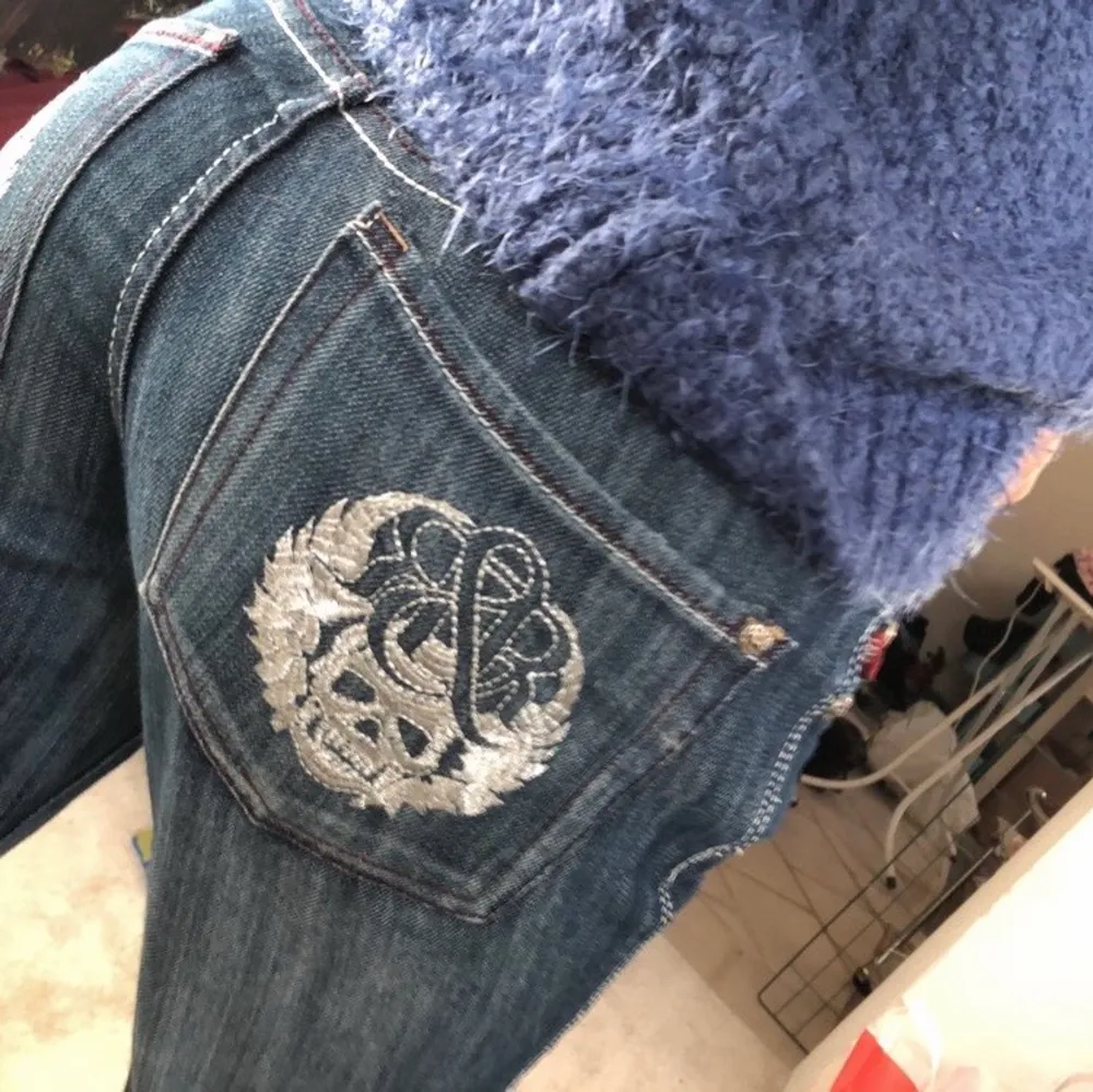 Verkligen ett par dröm jeans! Lågmidjade mörkblåa jeans i bootcut ❤️ Skulle rekommendera dessa jeans för någon som är längre än 165cm då dem är väldigt långa på mig som är 158cm.                                    Dem är för stora på mig och har därför inga bilder med de på. Riktigt cool mörkblå färg och massa detaljer 👍       Buda från 300kr, tack😌 Samma företag som gjort jeans med Victoria Beckham . Jeans & Byxor.