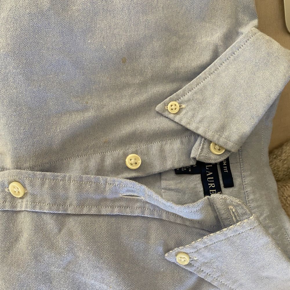 Säljer denna ljusblåa skjorta från Ralph Lauren i storlek 4 (vilket typ motsvarar 34/36). Den har en liten fläck på sig vid högra nyckelbenet (se bild två). Annars är den i gott skick.  En fraktkostnad tillkommer om inte annat är överenskommet.. Skjortor.
