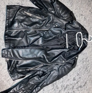 Skinnjacka Ginatricot Stl L - Har fått denna jacka så vet inte hur använd den är riktigt, men den säljs i befintligt skick och mer bilder kan skickas! Jackan var för stor på mig därför jag säljer, super fin och passar till allt! Kan mötas upp eller frakta!💕