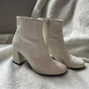 Vita klackar  - Säljer mina vita klackar från Monki i storlek 37. Dom är sjukt sköna och jag har använt dom ganska mycket!🤍 kunden står för frakten🌸