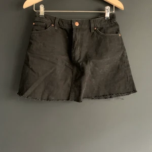 Svart jeanskjol - Knappt använd svart jeanskjol från hm. Avklippta i nederkant. Stl s och i mycket fint skick. Köpare står för frakt.