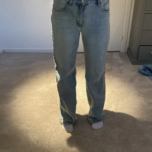 Raka jeans  - Jätte snygga jeans från SHEIN. Bra kvalitet fast de är från SHEIN. De är ändast testade och helt oanvända men de kommer tyvärr inte till användning. Super sköna. Köparen står för frakten!💓💓 Är normalt en 36/38 och är 172 lång! 