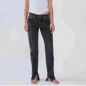 Zara jeans slits - Säljer dessa sjukt populära gråa jeansen me slits från zara!!STRL: 36 ❤️❤️ skriv privat om du vill ha egna bilder!