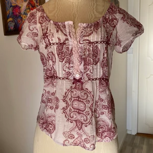 Odd Molly blus  - Söt rosavit kortärmad blus från Odd Molly i storlek 1(S). 150kr eller högstbjudande 