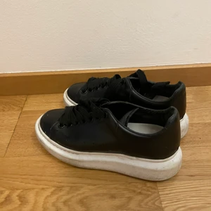 Alexander mqueen - Säljer mina sneakers då dom inte kommer så till användning! 