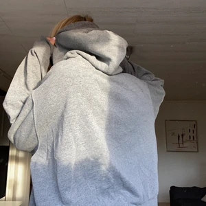 Hoodie  - En mörkgrå bas hoodie från H&M 