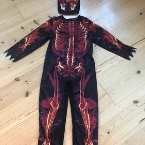 Halloweendräkt storlek 160 - Flammande 🎭 maskeraddräkt inkl. mask.