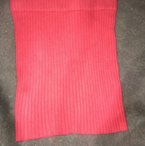 Gina tricot kjol - Kort rosa kjol, använd nån fåtal gång. 10/10 i skick! Har haft i ungefär 3 månader!