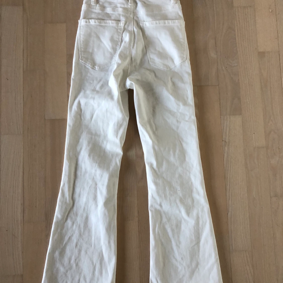 Vita jeans cropped flare, knappt använda - 90