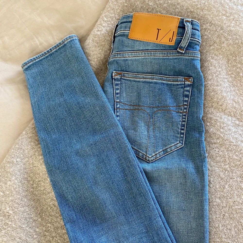 Säljer dessa tighta blåa jeans från märket tiger of sweden. De är i storlek 27 men upplever de som mindre i storleken. De har tyvärr blivit för små för mig så de kommer inte till användning längre. De är i gott skick! Frakt tillkommer om inte annat är överenskommet. . Jeans & Byxor.