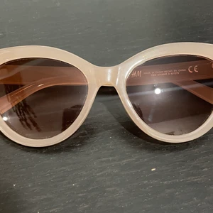 Solglasögon  - Enkla fina solglasögon 