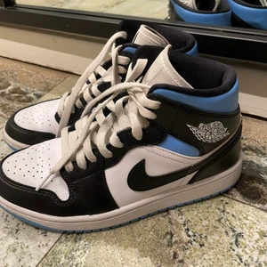Air Jordan 1 mid Royal black and blue - Jag har funderat över att sälja mina Jordan 1 mid Royal black and blue och lägger nu ut dem mera som en intresse koll. Ifall jag inte blir nöjd med priset kommer jag inte sälja. Dem är i storlek 39 och jag har använt dem ganska lite och väldigt sparsamt.  Som man ser dem lite lite creesade men i allmänhet väldigt fräscha. Dem är såklart äkta. Har låda och kvitto till dem.💕💕