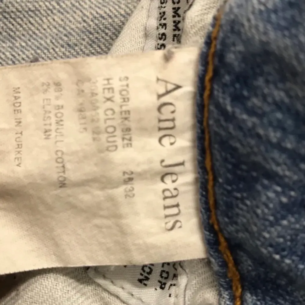 Ett par Acne jeans som är köpta från Sellpy. Det står att dem är i storlek 26/32, vilket är min storlek, men dem var aningen för små på mig. Dem är snarare 25/32, alternativt 24/32. Tajt passform upptill, raka/utsvängda nertill. Supersnygg low waist! Buda på! . Jeans & Byxor.